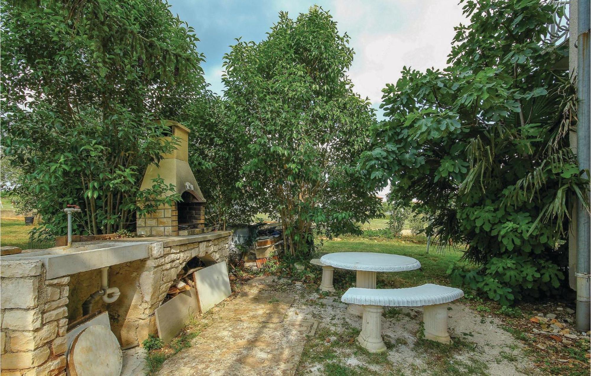 2 Bedroom Pet Friendly Apartment In Lovrecica ภายนอก รูปภาพ